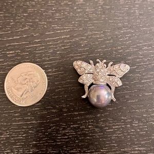 Bee design pin with pearl